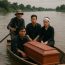 Đưa linh cữu của thanh niên vừa chết đuối đi qua bến nước đầu làng, ông lão chèo đò bỗng hoảng hốt khi thấy thuyền chìm dần rồi chèo thế nào cũng không được