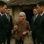 Bỗng hôm đó, 1 đám người xăm trổ đến sân nhà bà, tuyên bố 1 câu khiến bà ngất ngay tại chỗ