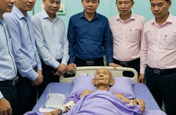 Người cha già sống đơn độc trong ngôi nhà lá siêu vẹo, 5 người con trai trưởng thành giàu có nhưng không đoái hoài, tới khi sắp nhắm mắt tất cả mới ngỡ ngàng phát hiện đống gia tài nhưng ông lại tuyên bố giao hết cho người này… Người cha già sống đơn độc trong ngôi nhà lá siêu vẹo, 5 người con trai trưởng thành giàu có nhưng không đoái hoài, tới khi sắp nhắm mắt tất cả mới ngỡ ngàng phát hiện đống gia tài nhưng ông lại tuyên bố giao hết cho người này…