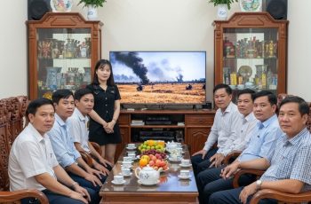 Con dâu mặc váy ng;ắn đi làm, cả nhà chồng tôi tổ chức họp gia đình, tôi mặc luôn quần áo ngủ ra họp, mẹ chồng ức nghẹn đuổi ra khỏi nhà, trước khi đi tôi bỏ lại chiếc váy ngắn ở phòng khác kèm mẩu giấy, 3 ngày sau mẹ chồng phải thuê taxi đón tôi về chịu tang