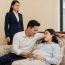 Biết người chồng từng đầu ấp tay gối suốt bốn năm đang bí mật nuôi bồ nhí và cô ta còn đang mang thai, tôi đã lao đến tận nơi với ý định làm cho ra lẽ. Nhưng khi tận mắt chứng kiến anh nhẹ nhàng âu yếm nhân tình trước cửa phòng trọ, tay còn khệ nệ bưng cả thùng sữa bầu vào cho cô ta, thì dù tim đau như ai c/ắt, tôi vẫn đứng yên một chỗ. Không làm loạn. Không khóc lóc. Tôi quay người, lái xe an toàn trở về nhà.  Tối đó, tôi mở két, lấy hết tiền tích góp bấy lâu rồi rủ bạn bè đi ăn uống, làm đẹp suốt cả một ngày, coi như tự thưởng cho sự tỉnh táo của mình. Đón con về, tôi ôm con ngủ và tự nhủ: hai ngày nữa, mẹ con mình sẽ đi du lịch, rời xa mọi ồn ào. Nhưng không ngờ, đêm đó, chồng tôi bất ngờ nhận một tin sét đánh…