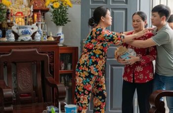Mẹ tôi, người đã già yếu, chỉ biết ngồi bên di ảnh anh mà khóc: “Hùng ơi, mẹ xin lỗi vì không bảo vệ được con.”