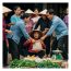 Bà cụ bán vé số gục ngã giữa chợ, người ta xúm lại tưởng đột quỵ cho đến khi mở túi xách của bà ra, cả khu chợ náo loạn bỏ chạy báo công an vì bên trong toàn là…