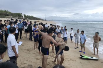 Cứu hộ hơn 20 người bị sóng cuốn ở biển Cửa Lò