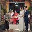Cụ bà ăn mày đứng nép bên cạnh đám cưới chỉ để xin 1 cốc nước lọc, ai ngờ cô dâu vừa nhìn thấy đã tái mặt vội chạy tới ôm chầm lấy rồi quỳ xuống giữa lễ đường