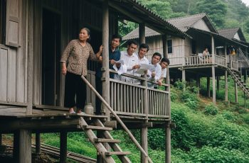 Sau ngày cưới thằng dân tộc quê mùa, con gái tôi nhất định đòi chuyển lên sống trong căn nhà sàn giữa rừng, cả nhà cản thế nào cũng không được