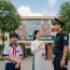 Tôi vừa vẫy vừa gào lên: – Làm ơn chở em tới trường thi với! Em đi thi đại học! Xe em h;ỏng, không có điện thoại! Làm ơn…!!!