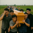 Quan tài đang được khiêng ra đồng bỗng nhiên nặng gấp đôi, càng đi càng nặng khiến 4 thanh niên quỵ xuống ngay tại chỗ