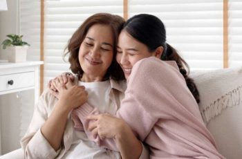 Mẹ chồng muốn về quê sau 7 năm chăm cháu, con dâu nói “Đợi thêm 7 ngày”, lý do phía sau khiến bà òa khóc