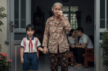 Chăm cháu giúp con trai đến tận 8 năm, chẳng màng nhà cửa ở quê, một hôm đón cháu đi học về sớm tình cờ nghe cuộc trò chuyện “khôn lỏi” của hai vợ chồng, tôi ôm quần áo bỏ về quê, gọi thế nào cũng không lên, và rồi sau 3 ngày…