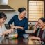 Mẹ đẻ lên chơi, mẹ chồng làm cỗ to tiếp đãi, lúc về tôi lén gói cho bà ít đồ ăn thừa mang về thì mẹ chồng lao đến giật lại tưởng bà cất đi nhưng nào có ngờ…