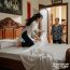 Thấy con dâu mới cưới được 1 tuần nhưng liên tục thay ga giường, mẹ chồng tò mò giả vờ vào phòng kiểm tra rồi òa khóc khi nhìn thấy chỗ ngủ của con trai toàn là…