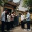 Thấy tôi rời khỏi nhà chồng với 2 bàn tay trắng, bố chồng nhờ cầm vứt hộ túi rác, ra đến cổng mở ra thì nghẹn đắng, tay run bần bật khi thấy…
