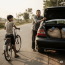 Thằng Bé Đạp Xe 40km Chạy Theo Một Chiếc Ô Tô nào ngờ 3 Giờ Sau, Tài Xế Mở Cốp Xe Mà Chân Tay Rụng Rời