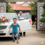 Thằng bé cứ vừa gào vừa chạy theo xe, chân đất đạp lên sỏi đá, đi theo chiếc xe ô tô qua 3 xã liền nhau