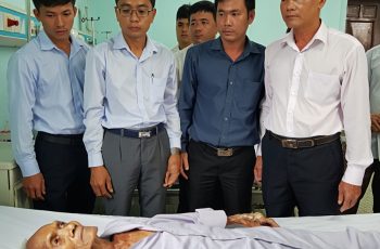 Người cha già sống đơn độc trong ngôi nhà lá siêu vẹo, 5 người con trai trưởng thành giàu có nhưng không đoái hoài, tới khi sắp nhắm mắt tất cả mới ngỡ ngàng phát hiện đống gia tài nhưng ông lại tuyên bố giao hết cho người này…
