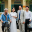 Cha nghèo đưa con gái đi thi bị giám đốc và quý tử chế nhạo, 30 phút sau họ phải cúi đầu