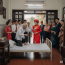 Đám cưới vừa rước dâu về tới cổng, thì ông cụ liệt giường suốt 10 năm của nhà trai đột ngột bật dậy, lảo đảo chỉ về phía cô dâu nói ú ớ