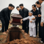 Vào giữa lúc hạ huyệt, đứa cháu đích tôn từ xa chạy tới khóc thét “Nhầm người rồi”, ai cũng bỏ ngoài tai cho đến khi nhà tang lễ gọi điện đến dồn dập…