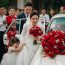 Chị ơi, đừng lên chiếc xe hoa đó… Cả xóm ai cũng bảo Hạnh may mắn. Lấy được người đàn ông giàu có, quyền lực, hơn chị gần hai mươi tuổi nhưng có thể lo cho cả gia đình. Mẹ chị sung sướng khoe khắp nơi, bảo từ nay bà không còn phải bán rau ngoài chợ, nắng cháy mặt mày nữa. Nhưng không ai biết đêm nào Hạnh cũng khóc.
