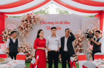 Con trai đỗ ĐH top đầu, bố mẹ làm 90 mâm cỗ mời cả làng nhưng không một ai đến