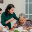 “Cơm nhà này không phải nấu cho người dưng” – Con dâu nói xơi xơi vào mặt mẹ chồng mà không biết rằng