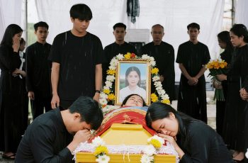 Con dâu qua đời vì đẻ khó, 8 người không khiêng nổi quan tài, mẹ chồng gào khóc đòi mở quan tài thì…
