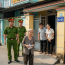 Mẹ già bán hết đất hương hỏa để trả nợ cho con trai, đúng 3 tháng sau vợ chồng già bị con trai và con dâu đuổi thẳng ra đường