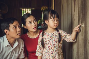 Anh lấy búa, cẩn thận gõ vào vách gỗ. Âm thanh rỗng vang lên, khiến cả hai chúng tôi khựng lại. Nam nhìn tôi, ánh mắt đầy nghi hoặc. “Có gì đó thật à?”