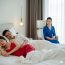 Về nhà sau ca trực muộn, vợ sững sờ thấy chồng ôm bồ ngủ tít, cô lẳng lặng lấy ghế ngồi chờ và cái kết hả dạ