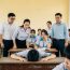 Chỉ mười lăm phút sau khi giám thị phát đề, Nam đột ngột dừng bút, em gục đầu xuống bàn, không hoảng loạn, không rơi nước mắt, chỉ im lặng, không viết thêm một chữ nào