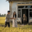 Thử lòng vợ sắp cưới, tôi dẫn em về ngôi nhà lụp xụp ở quê, ai ngờ vừa đến nơi, nhìn thấy mẹ già, em đã cười rồi đưa mảnh giấy khiến tôi xấu hổ vô cùng…