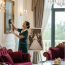 Thấy giúp việc lau ảnh cưới của tôi rồi khóc, tưởng cô ta thích chồng tôi cho đến ngày phát hiện thứ bí mật nằm dưới khung ảnh