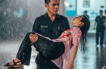 Anh bảo vệ đưa cô gái bị ngất vào phòng cấp cứu trong mưa, không ngờ hành động đó khiến cuộc đời anh thay đổi mãi mãi