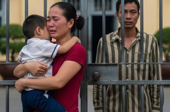 Chồng phá hết rồi đi tù, tôi nuốt nước mắt gây dựng lại từ đầu, không ngờ khi trở về, anh biến thành người mà tôi muốn nắm tay suốt đời