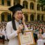 Cha nhặt ve chai, mẹ không có, bị bạn bè xa lánh . Ngày nhận bằng khen, cô học sinh đã phát biểu một câu chí mạng khiến cả trường sửng sốt, vỡ òa cảm xúc…