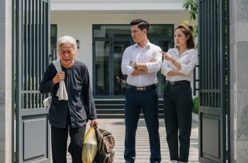Con cháu dàn cảnh đánh lừa bà cụ được báo mộng là bà phải về quê trông coi bàn thờ tổ tiên