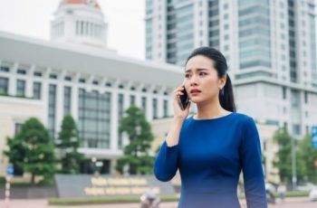 Ra tòa kết thúc cuộc hôn nhân 7 năm, vừa rời khỏi cổng, một cuộc điện thoại gọi đến khiến tôi đứng hình