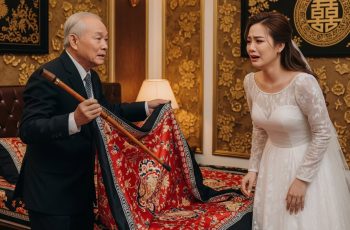 Lấy chồng già, hí hửng ông ta sống chẳng được mấy rồi tiền sẽ là của mình nào ngờ đêm tân hôn ông đưa tôi vào căn phòng đã khóa kín suốt 20 năm, vừa lật chắn lên tôi sốc đạp tung cửa bỏ chạy…