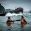 Bạn bè bao năm mới tổ chức được chuyến đi Hạ Long cùng nhau, còn rủ thêm người thân cho quây quần vậy mà chỉ vài giây sau khoảnh khắc nói cười