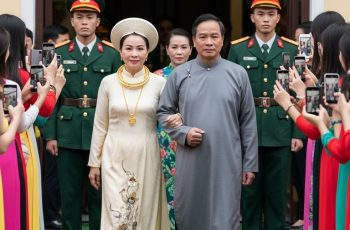 Cưới con bé nhà quê, giờ con phải chịu thôi. Nhà mình đâu có hợp với người như vậy…