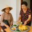 Mẹ đẻ dưới quê lên chơi 2 hôm, mẹ chồng ở nhà tiếp đãi thịnh soạn. Tối về mở tủ lạnh, tôi sững sờ trước sự thật về bàn tiệc lúc trưa