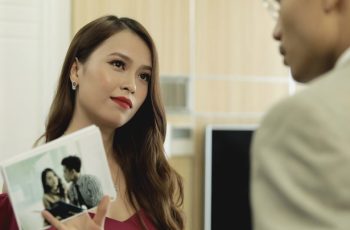 Biết chồng đưa bồ đi nghỉ lễ, em bán nhà lấy tiền mẹ con du lịch nước ngoài cho sướng, tội gì phải chịu đựng
