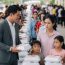 Tỷ phú bàng hàng khi phát cơm từ thiện gặp lại vợ cũ và hai đứa trẻ giống hệt mình, hóa ra bấy lâu anh không hề biết…