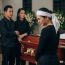 Đám tang con gái 5 tuổi, chồng dắt tay nhân tình bước vào, vợ không nổi giận mà còn chúc mừng, và rồi.