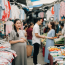 Gần sinh, vợ một mình đi sắm đồ cho con, nào ngờ lại thấy chồng đưa bồ đi chợ, cô chỉ gửi một tin nhắn khiến anh chết đứng tại chỗ…