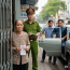 Tôi có 2 con trai mà chẳng nhờ được gì vì chúng s:ợ vợ, ngoài 60 tuổi tôi vẫn phải sống một mình, ốm đau gọi khản cổ chẳng đứa nói đến, tôi đành nói dối trúng số 1 tỷ