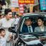 Chồng đã mất và chị để tang suốt 5 năm. Hôm ấy, khi đưa con đi chơi, chị bỗng run rẩy đứng khựng lại bên kia đường, trong chiếc xe hơi sang trọng, người đàn ông ngồi bên trong… chính là chồng chị. Bên cạnh anh còn có một người phụ nữ lạ mặt