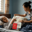 Nghỉ việc cả tháng để về quê chăm mẹ chồng liệt giường, một hôm giặt ga gối tôi thấy cuốn sổ tiết kiệm dưới gối bà, mở ra bên trong là con số không thể ngờ, tôi liền bỏ lên thành phố ngay thì bà gọi lại thì thầm câu điếng cả người…