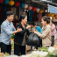 Chị chồng vay 2 tỷ để xây nhà, đi ăn tân gia xong về chồng tôi tuyên bố xóa nợ, tôi sôi máu gọi hẳn chị chồng đến 3 mặt 1 lời thì chị dúi vào tay tôi cả bọc túi bóng đen